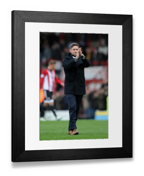 Framed Print : Bristol City's Lee Johnson Applauding Away Fans at Brentford, 16-04-2016 Framed Print : Bristol City's Lee Johnson Applauding Away Fans at Brentford, 16-04-2016
