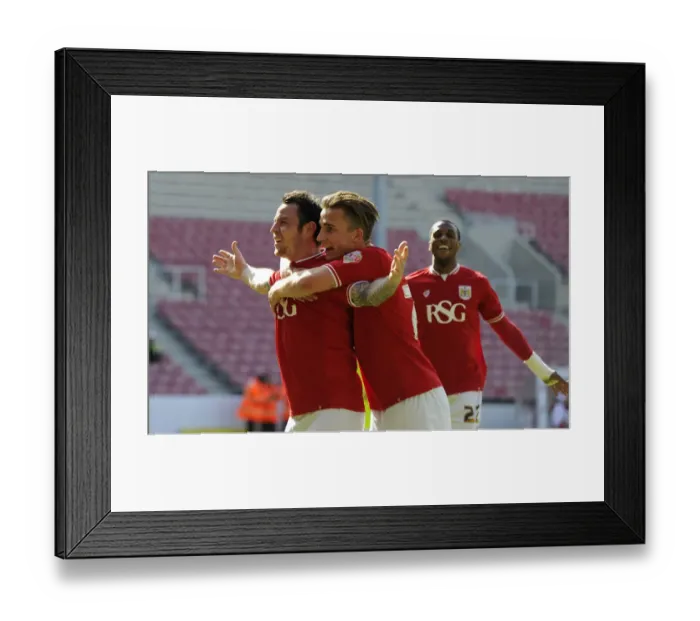 Framed Print : Bristol City Celebrate Lee Tomlin's Goal Against Huddersfield Town (30-04-2016)