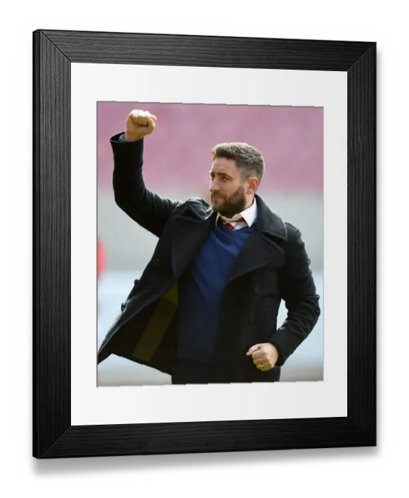 Framed Print : Lee Johnson: Leading the Charge for Bristol City in Sky Bet Championship Clash vs Huddersfield Town (April 2016) Framed Print : Lee Johnson: Leading the Charge for Bristol City in Sky Bet Championship Clash vs Huddersfield Town (April 2016)
