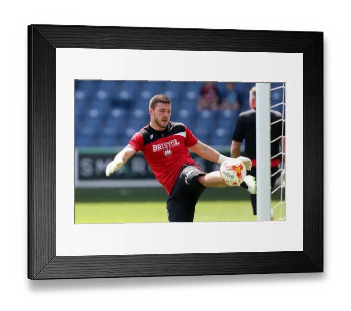 Framed Print : Bristol City's Richard O'Donnell Prepares for Queens Park Rangers Clash at Loftus Road (May 7, 2016) Framed Print : Bristol City's Richard O'Donnell Prepares for Queens Park Rangers Clash at Loftus Road (May 7, 2016)