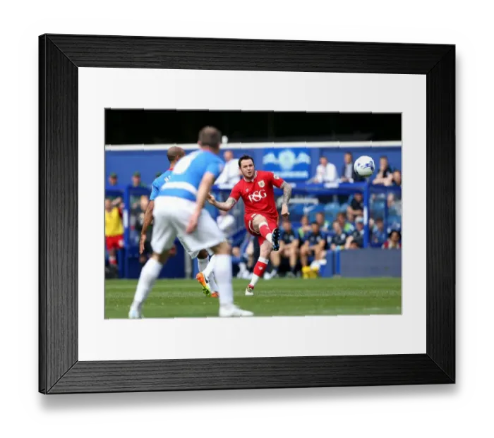 Framed Print : Bristol City's Lee Tomlin Goes for Glory Against Queens Park Rangers, May 7, 2016