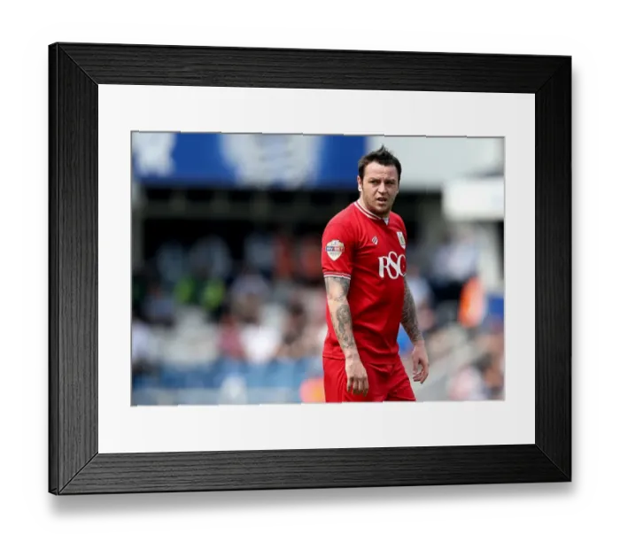 Framed Print : Bristol City's Lee Tomlin in Action Against Queens Park Rangers, May 2016