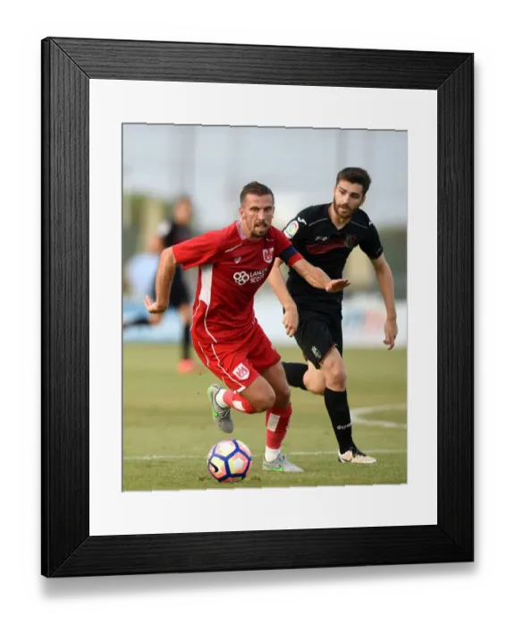 Framed Print : Gary O'Neil in Action: Bristol City vs Granada, 2016 Framed Print : Gary O'Neil in Action: Bristol City vs Granada, 2016