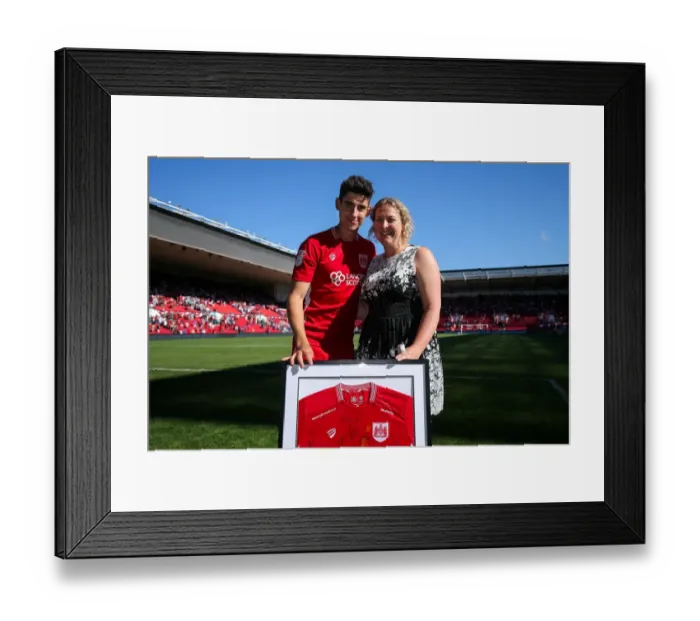 Framed Print : Bristol City's Callum O'Dowda Receives Man of the Match Award vs. Wigan Athletic (Sky Bet EFL Championship, August 2016) Framed Print : Bristol City's Callum O'Dowda Receives Man of the Match Award vs. Wigan Athletic (Sky Bet EFL Championship, August 2016)