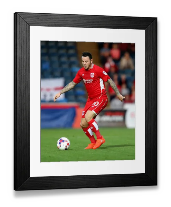 Framed Print : Bristol City's Lee Tomlin in Action against Wycombe Wanderers at Adams Park (09.08.16)