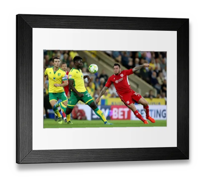 Framed Print : Bristol City's Lee Tomlin Outmaneuvers Norwich City's Harry Toffolo during Sky Bet Championship Match