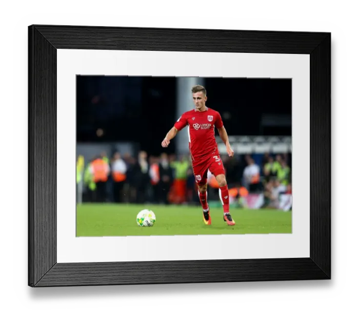 Framed Print : Bristol City's Joe Bryan Sprints Past Norwich Defenders in Championship Clash