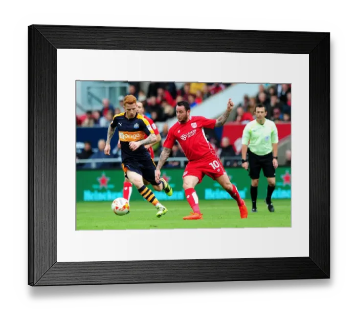 Framed Print : Lee Tomlin in Action: Bristol City vs Newcastle United, Sky Bet Championship, 2016 Framed Print : Lee Tomlin in Action: Bristol City vs Newcastle United, Sky Bet Championship, 2016