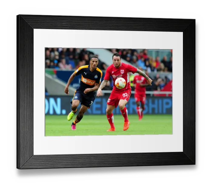 Framed Print : Bristol City's Lee Tomlin in Control at Ashton Gate vs Newcastle United (2016) Framed Print : Bristol City's Lee Tomlin in Control at Ashton Gate vs Newcastle United (2016)