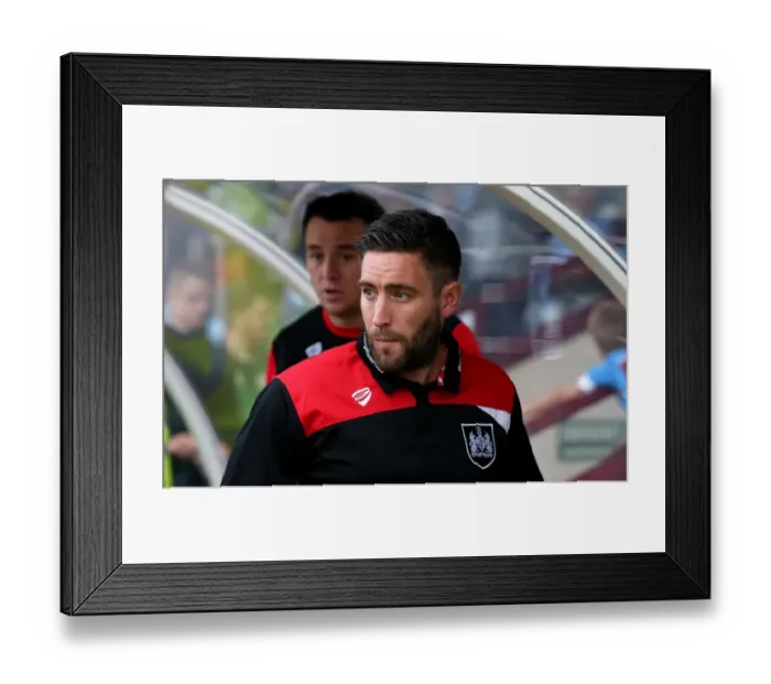 Framed Print : Johnson Leads Bristol City at Glanford Park in EFL Cup Clash Framed Print : Johnson Leads Bristol City at Glanford Park in EFL Cup Clash