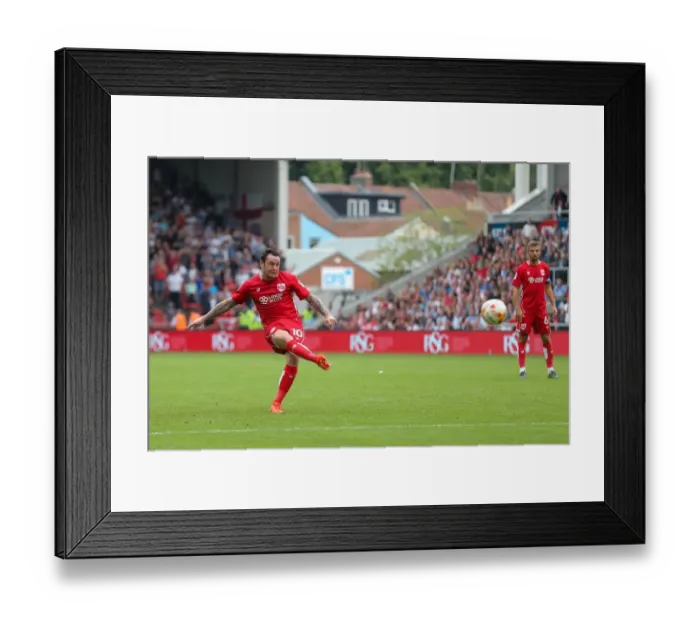 Framed Print : Lee Tomlin's Dramatic Free-Kick: 3-1 Goal for Bristol City vs. Aston Villa