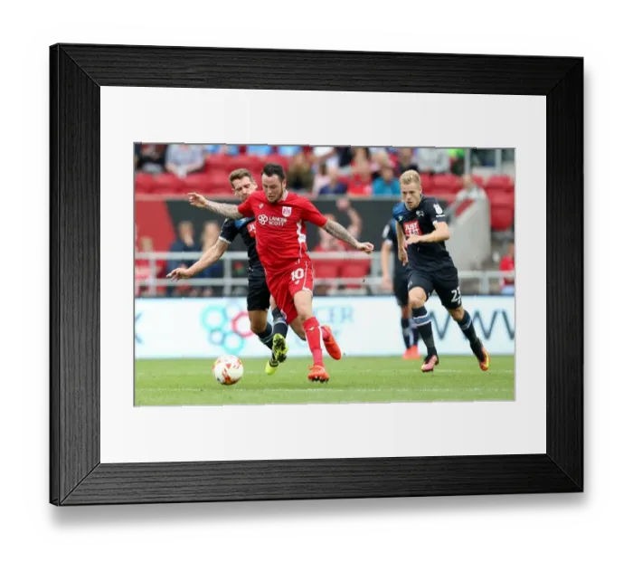Framed Print : Bristol City's Lee Tomlin Outmaneuvers Derby County's Bryson and Vydra