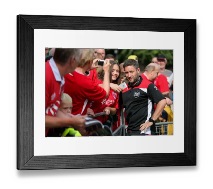Framed Print : Bristol City Manager Lee Johnson at Craven Cottage: Pre-Match Selfies Framed Print : Bristol City Manager Lee Johnson at Craven Cottage: Pre-Match Selfies