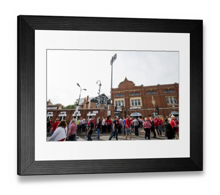 Framed Print : Bristol City Fans Arrive at Craven Cottage for Fulham Match, Sky Bet EFL Championship (September 2016) Framed Print : Bristol City Fans Arrive at Craven Cottage for Fulham Match, Sky Bet EFL Championship (September 2016)