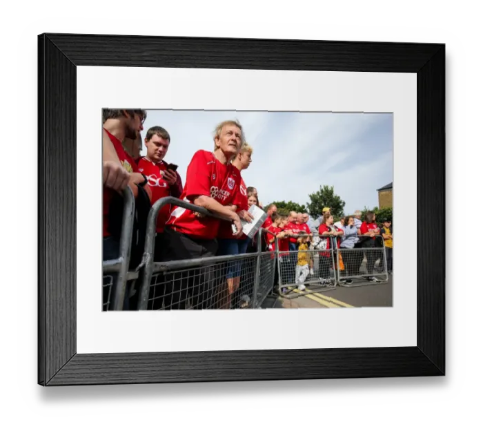 Framed Print : Bristol City Fans Gather at Craven Cottage for Sky Bet EFL Championship Match against Fulham (September 2016) Framed Print : Bristol City Fans Gather at Craven Cottage for Sky Bet EFL Championship Match against Fulham (September 2016)