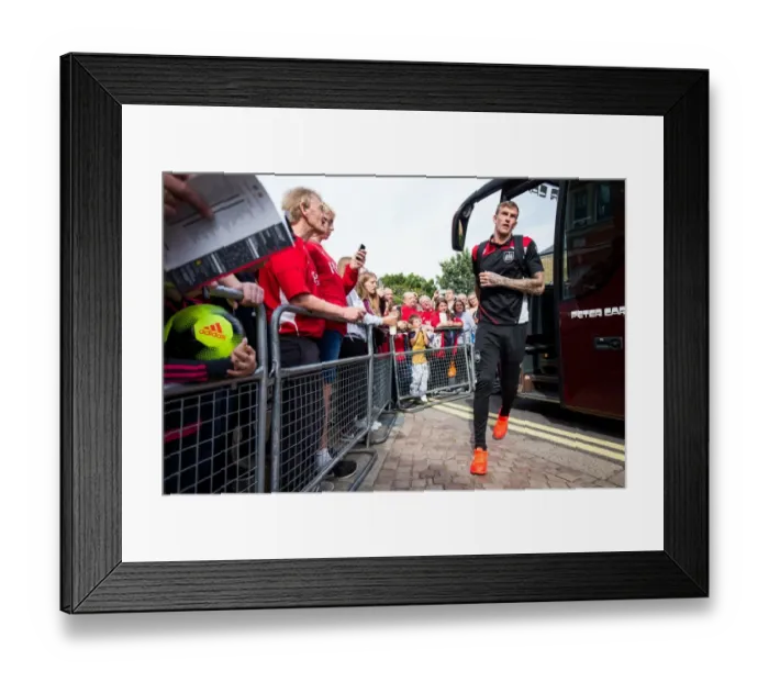Framed Print : Aden Flint Arrives at Craven Cottage: Fulham vs. Bristol City Championship Clash (September 24, 2016)