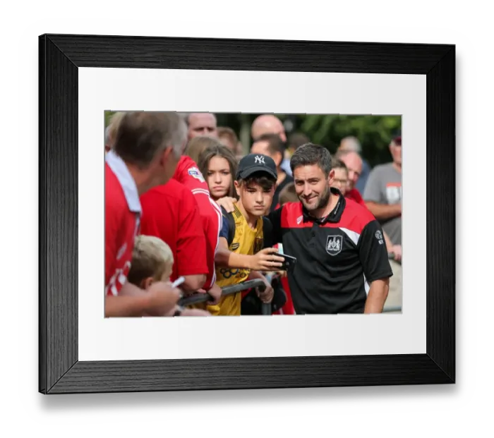 Framed Print : Bristol City Manager Lee Johnson's Pre-Match Selfies at Craven Cottage Framed Print : Bristol City Manager Lee Johnson's Pre-Match Selfies at Craven Cottage