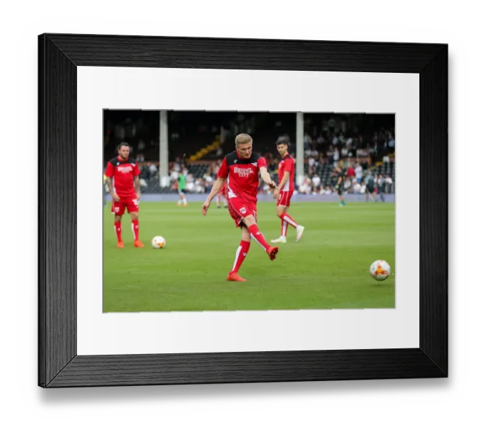 Framed Print : Bristol City's Taylor Moore Warming Up Ahead of Fulham Clash Framed Print : Bristol City's Taylor Moore Warming Up Ahead of Fulham Clash