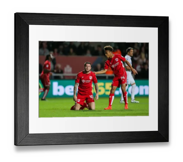Framed Print : Bristol City's Lee Tomlin Disappointed as Shot Goes Wide Against Leeds United