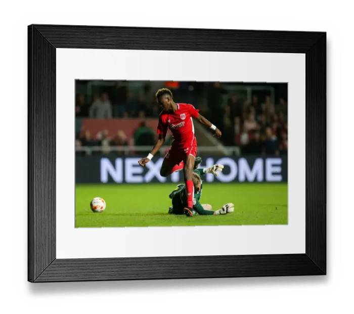 Framed Print : Tammy Abraham Outmaneuvers Robert Green: A Pivotal Moment in Bristol City vs Leeds United (Sky Bet EFL Championship, 2016)