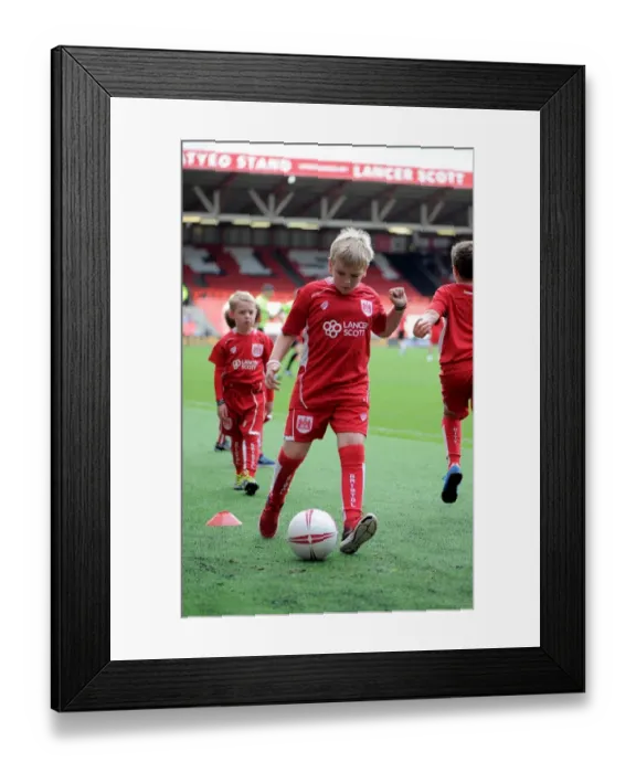 Framed Print : Bristol City vs Nottingham Forest Clash at Ashton Gate Stadium, Sky Bet Championship (October 2016) Framed Print : Bristol City vs Nottingham Forest Clash at Ashton Gate Stadium, Sky Bet Championship (October 2016)