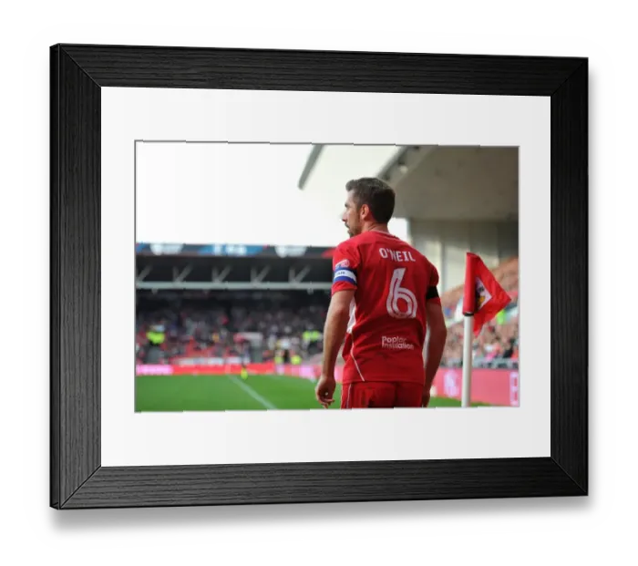 Framed Print : Bristol City's Gary O'Neil Readies for Corner Kick Against Blackburn Rovers at Ashton Gate Stadium Framed Print : Bristol City's Gary O'Neil Readies for Corner Kick Against Blackburn Rovers at Ashton Gate Stadium