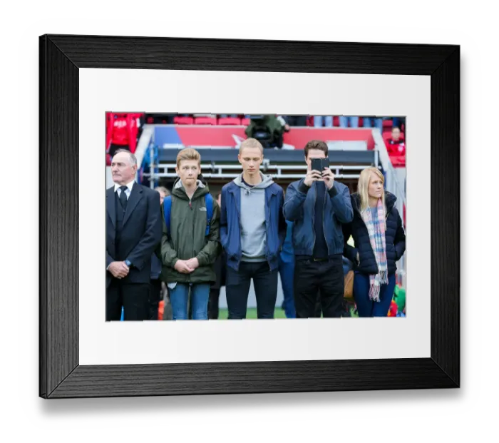 Framed Print : Bristol City FC Pays Tribute: A Minute's Silence for Gerry Gow