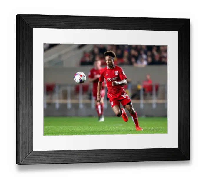 Framed Print : Bobby Reid Charges Forward: Bristol City vs Hull City, 2016 Framed Print : Bobby Reid Charges Forward: Bristol City vs Hull City, 2016