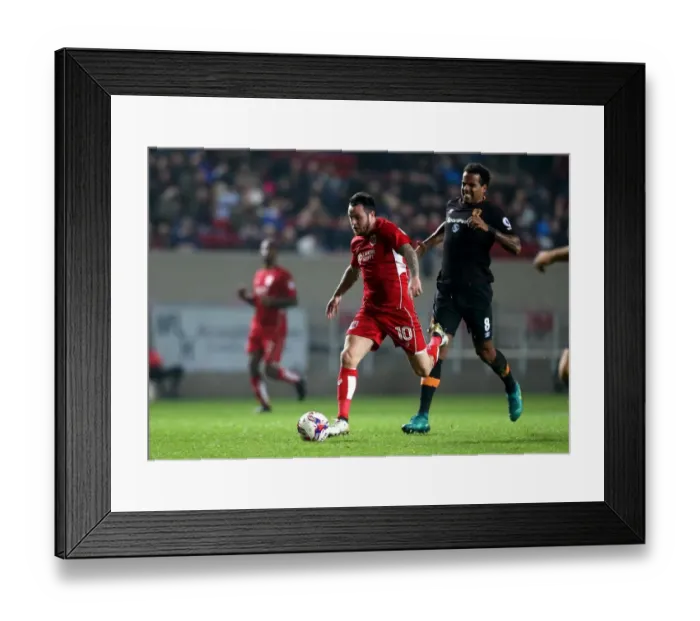 Framed Print : Bristol City's Lee Tomlin Outmaneuvers Hull City's Tom Huddlestone Framed Print : Bristol City's Lee Tomlin Outmaneuvers Hull City's Tom Huddlestone