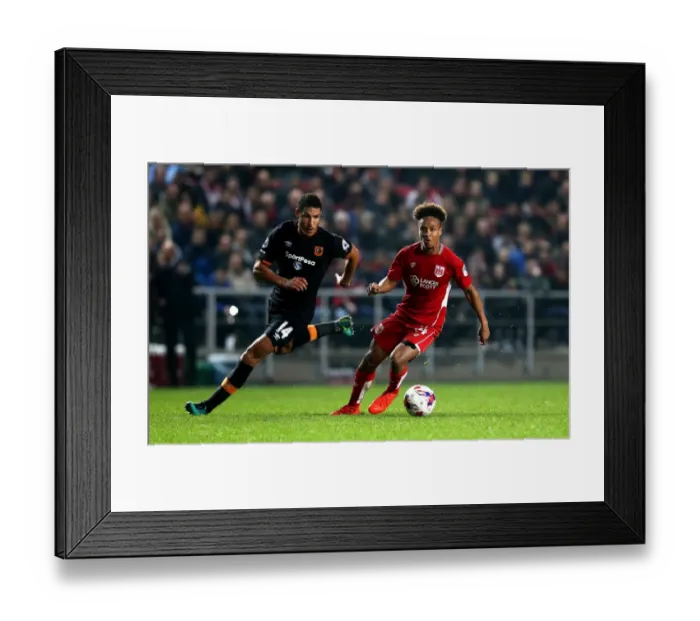 Framed Print : Bobby Reid Drives Past Jake Livermore: Bristol City vs Hull City, 2016 EFL Cup