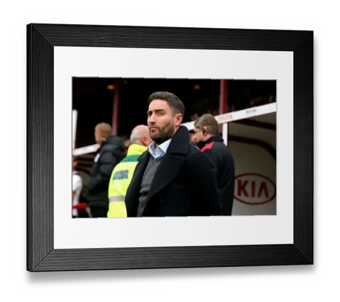 Framed Print : Lee Johnson Leads Bristol City at Oakwell Stadium against Barnsley, Sky Bet Championship (October 2016) Framed Print : Lee Johnson Leads Bristol City at Oakwell Stadium against Barnsley, Sky Bet Championship (October 2016)