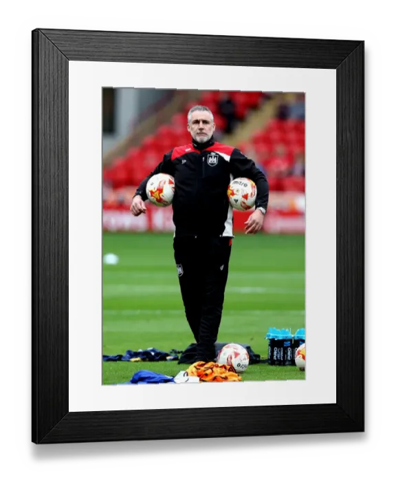 Framed Print : John Pemberton Leads Bristol City at Oakwell Stadium, Barnsley v Bristol City, Sky Bet Championship