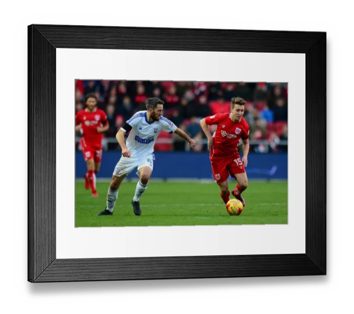 Framed Print : Bristol City's Luke Freeman Outruns Ipswich Town's Cole Skuse during Sky Bet Championship Match Framed Print : Bristol City's Luke Freeman Outruns Ipswich Town's Cole Skuse during Sky Bet Championship Match