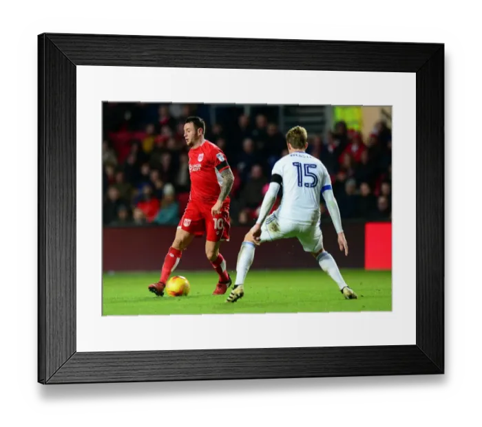 Framed Print : No Look Pass: Lee Tomlin in Action for Bristol City against Ipswich Town (December 3, 2016) Framed Print : No Look Pass: Lee Tomlin in Action for Bristol City against Ipswich Town (December 3, 2016)