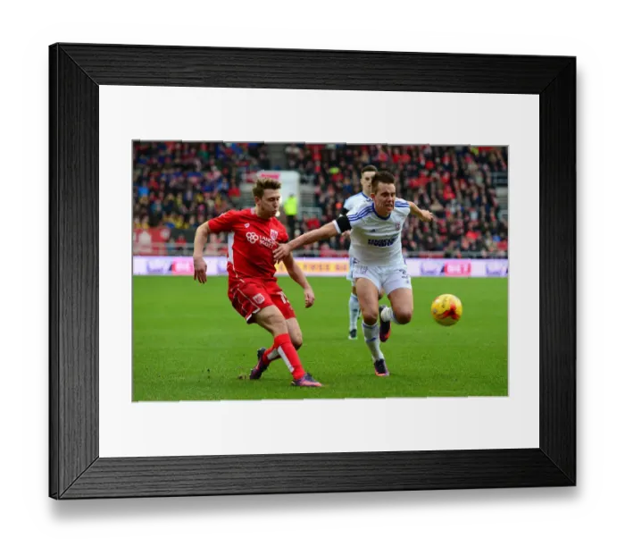 Framed Print : Bristol City's Luke Freeman Sends a Cross Against Ipswich Town in Sky Bet Championship Match at Ashton Gate Framed Print : Bristol City's Luke Freeman Sends a Cross Against Ipswich Town in Sky Bet Championship Match at Ashton Gate