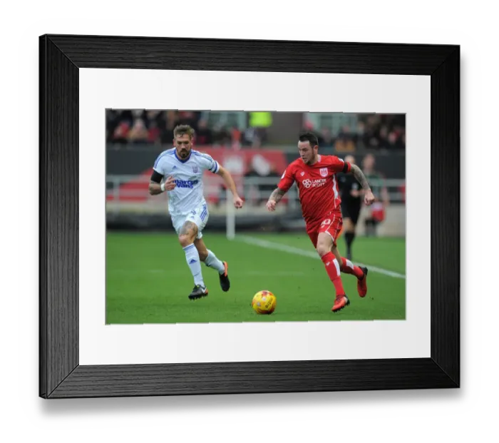 Framed Print : Bristol City vs Ipswich Town: Lee Tomlin in Action, Sky Bet Championship (December 2016)