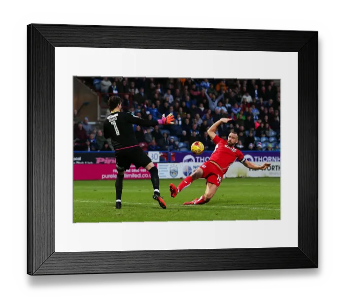 Framed Print : Bristol City's Aaron Wilbraham Sets Up Tammy Abraham's Equalizer Against Huddersfield Town (10.12.16)