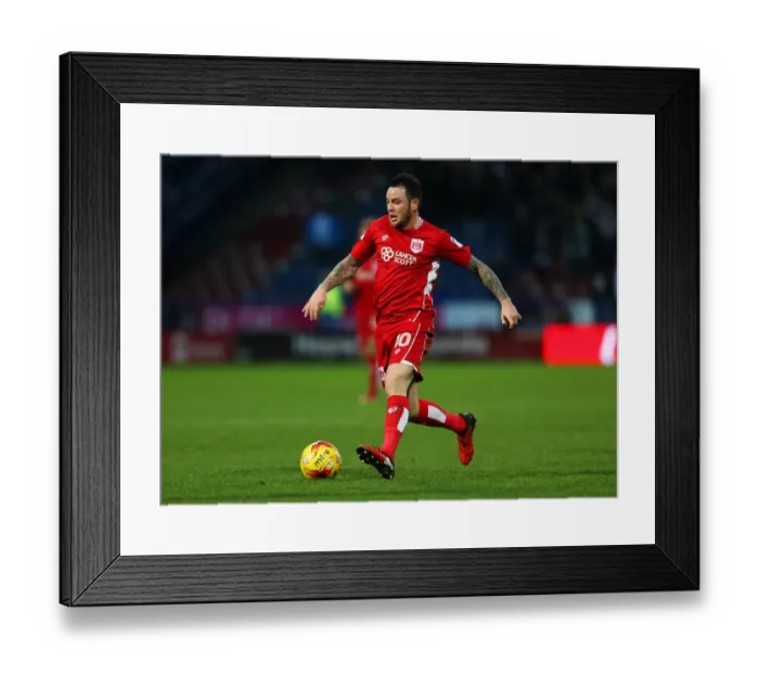 Framed Print : Lee Tomlin in Action: Huddersfield Town vs. Bristol City (Dec. 2016)