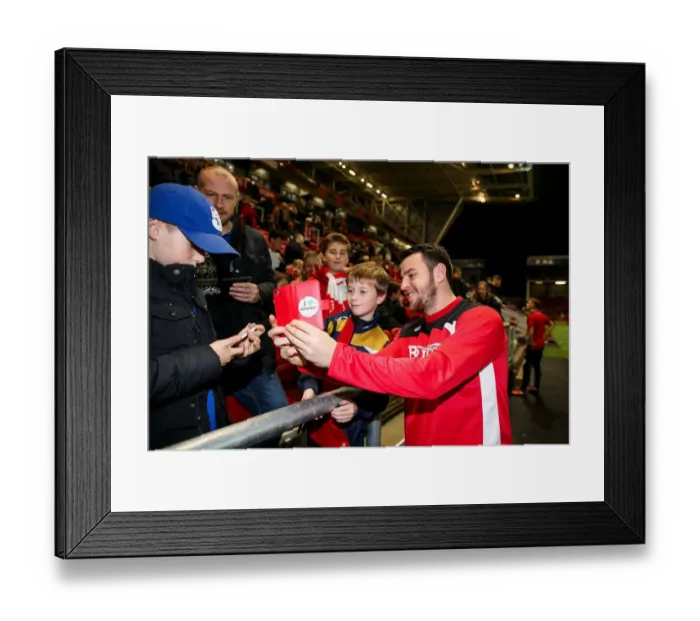 Framed Print : Bristol City FC: Lee Tomlin Taking a Selfie Before Kick-Off (vs Brentford, 13 / 12 / 2016) Framed Print : Bristol City FC: Lee Tomlin Taking a Selfie Before Kick-Off (vs Brentford, 13 / 12 / 2016)