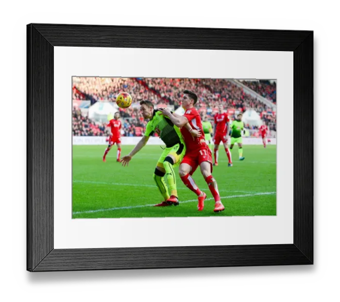 Framed Print : Bristol City's Callum O'Dowda Closes In on Reading's Chris Gunter at Ashton Gate, 2017