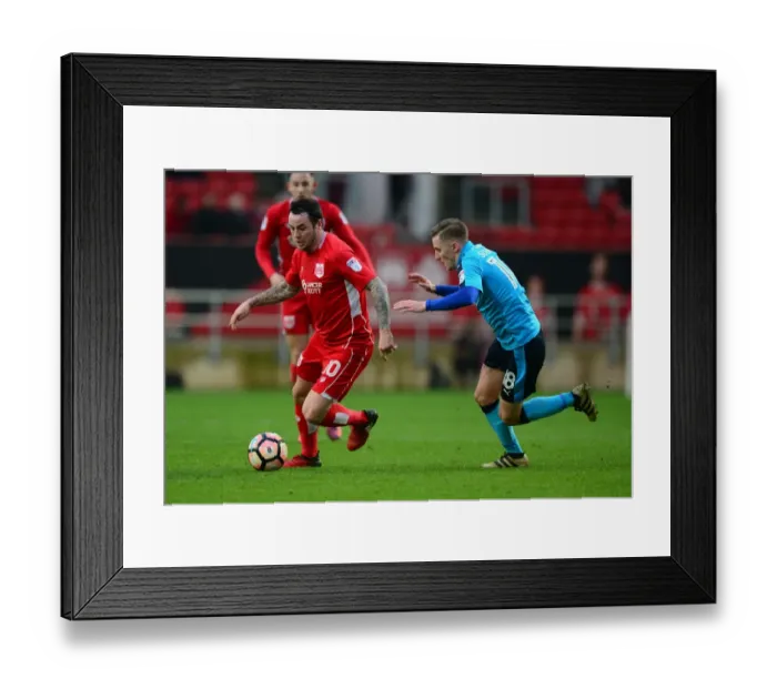 Framed Print : Bristol City's Lee Tomlin in Action Against Fleetwood Town in FA Cup Third Round at Ashton Gate Framed Print : Bristol City's Lee Tomlin in Action Against Fleetwood Town in FA Cup Third Round at Ashton Gate