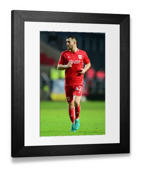 Framed Print : Bailey Wright in Action: Bristol City vs. Fleetwood Town, FA Cup Third Round (2017)