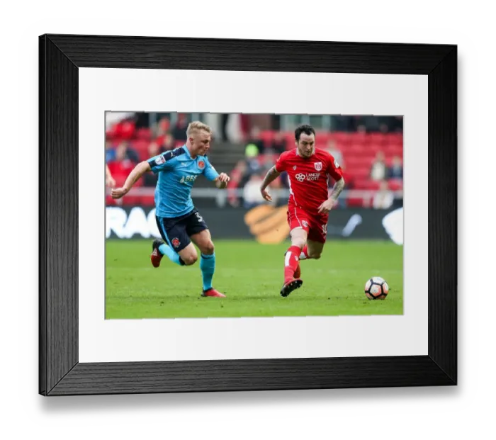 Framed Print : Bristol City vs Fleetwood Town: Lee Tomlin's FA Cup Action at Ashton Gate Framed Print : Bristol City vs Fleetwood Town: Lee Tomlin's FA Cup Action at Ashton Gate