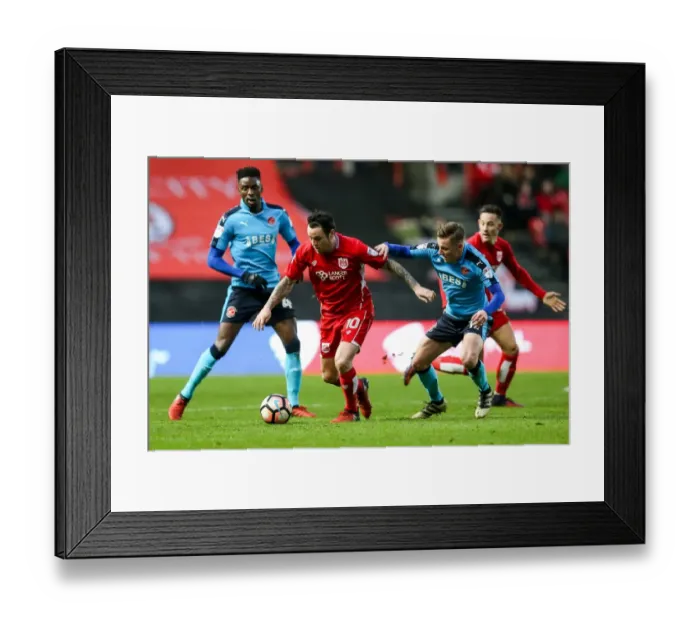 Framed Print : Lee Tomlin's Thrilling FA Cup Performance: Bristol City vs Fleetwood Town at Ashton Gate Stadium