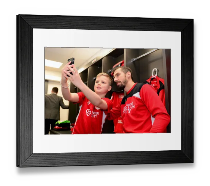 Framed Print : Bristol City FC: Gary O'Neil and Mascot Before Bristol City v Fulham, 2017 Framed Print : Bristol City FC: Gary O'Neil and Mascot Before Bristol City v Fulham, 2017