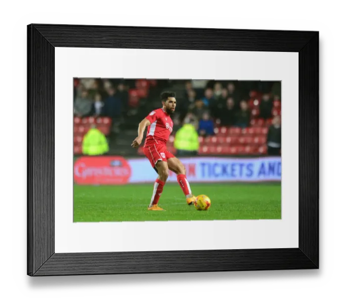 Framed Print : Scott Golbourne in Action: Bristol City vs Fulham, Ashton Gate 2017