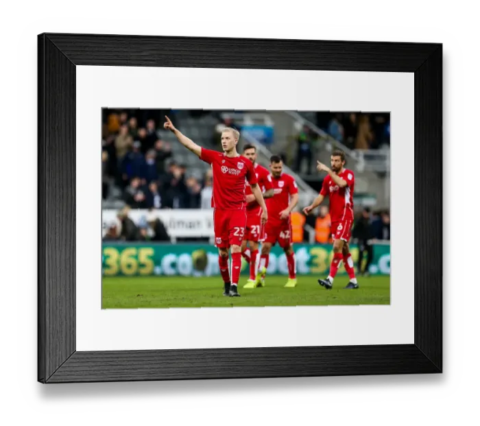 Framed Print : Hordur Magnusson's Heartfelt Thanks: A Dramatic 2-2 Comeback for Bristol City at St James Park