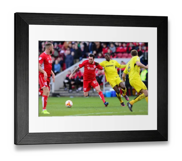 Framed Print : Bristol City's Lee Tomlin in Action against Burton Albion at Ashton Gate, Sky Bet Championship, March 4, 2017