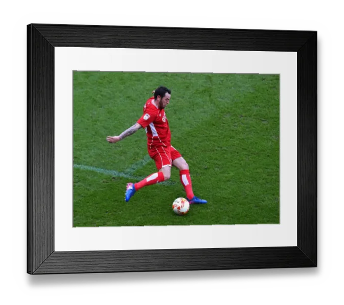 Framed Print : Lee Tomlin in Action: Bristol City vs. Burton Albion, Sky Bet Championship 2017 Framed Print : Lee Tomlin in Action: Bristol City vs. Burton Albion, Sky Bet Championship 2017