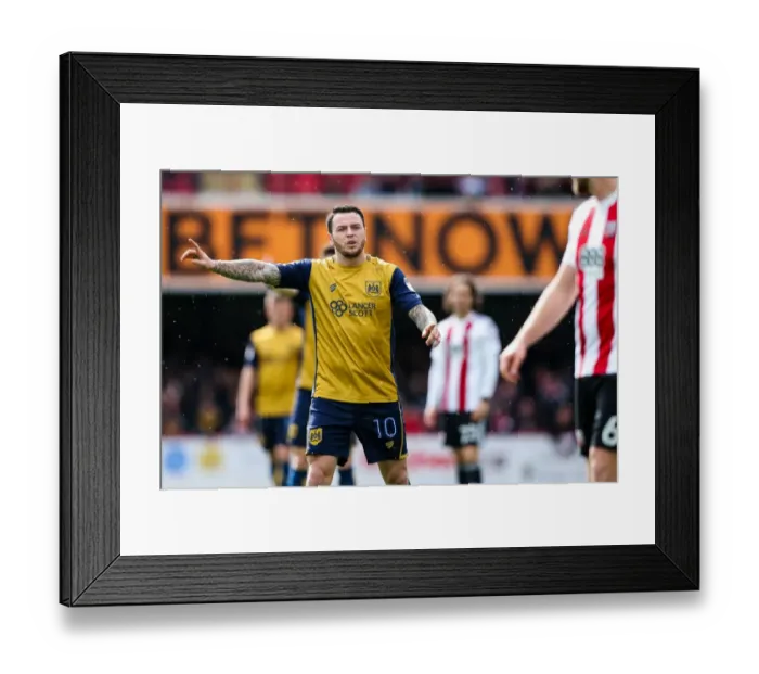 Framed Print : Bristol City's Lee Tomlin at Griffin Park during Brentford vs. Bristol City Championship Match, April 2017 Framed Print : Bristol City's Lee Tomlin at Griffin Park during Brentford vs. Bristol City Championship Match, April 2017